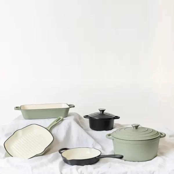 George Collective - Cast Iron Round Casserole 28cm - Matte Sage/Silver Lid - Imagen 3